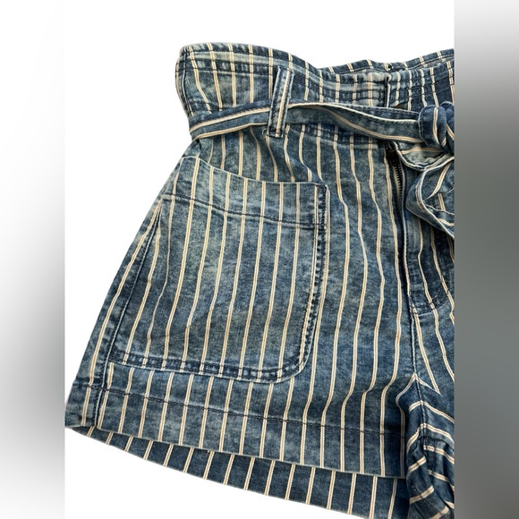 American Eagle pinstripe shorts with front pockets Size 8 - Picture 4 of 7